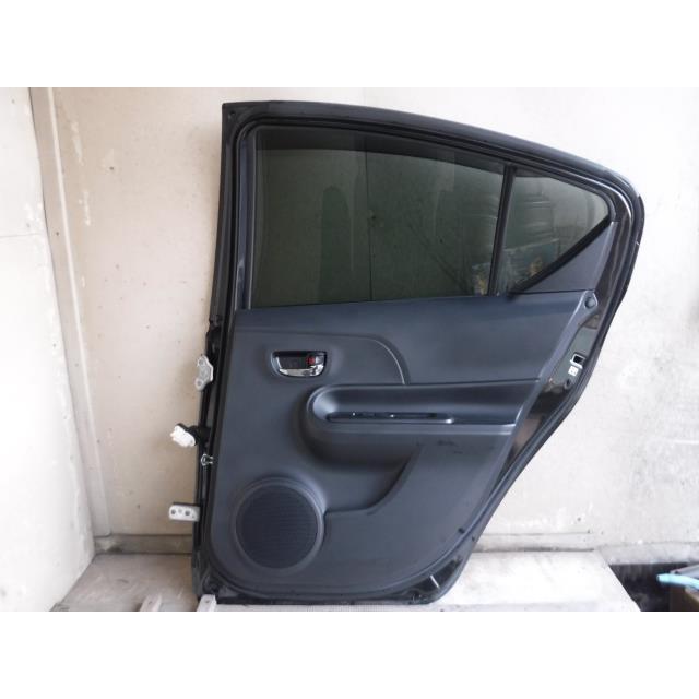 アクア DAA-NHP10 右RドアASSY G 588 67003-52460 アクア DAA-NHP10 右 