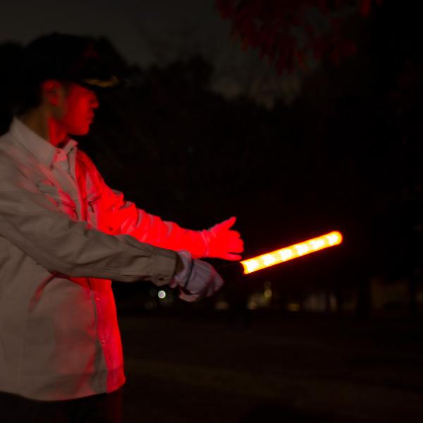 高輝度　交通誘導棒　指示灯 Amazon | 高輝度 LED 誘導灯 交通 誘導棒 軽量タイプ[54cm][赤]ライト