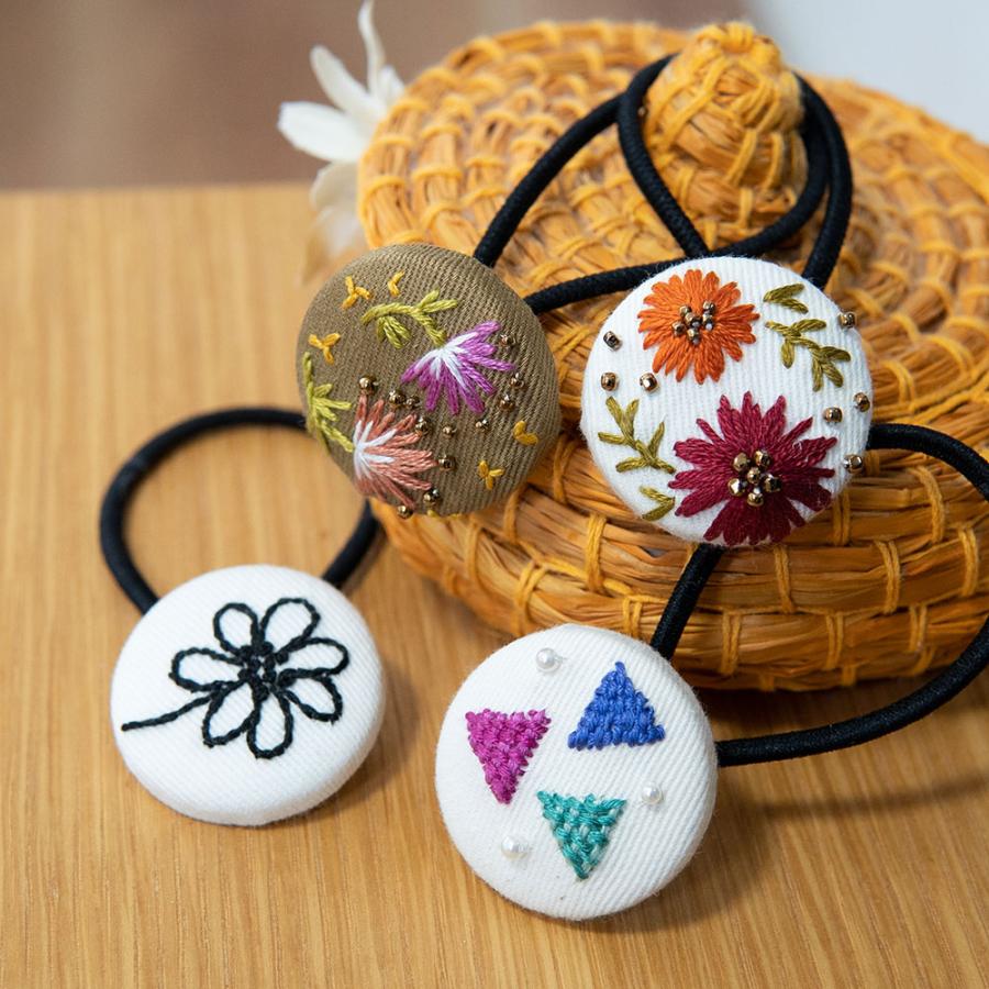 手刺繍 ヘアゴム くるみボタンに刺繍された可愛いヘアアクセサリー mia