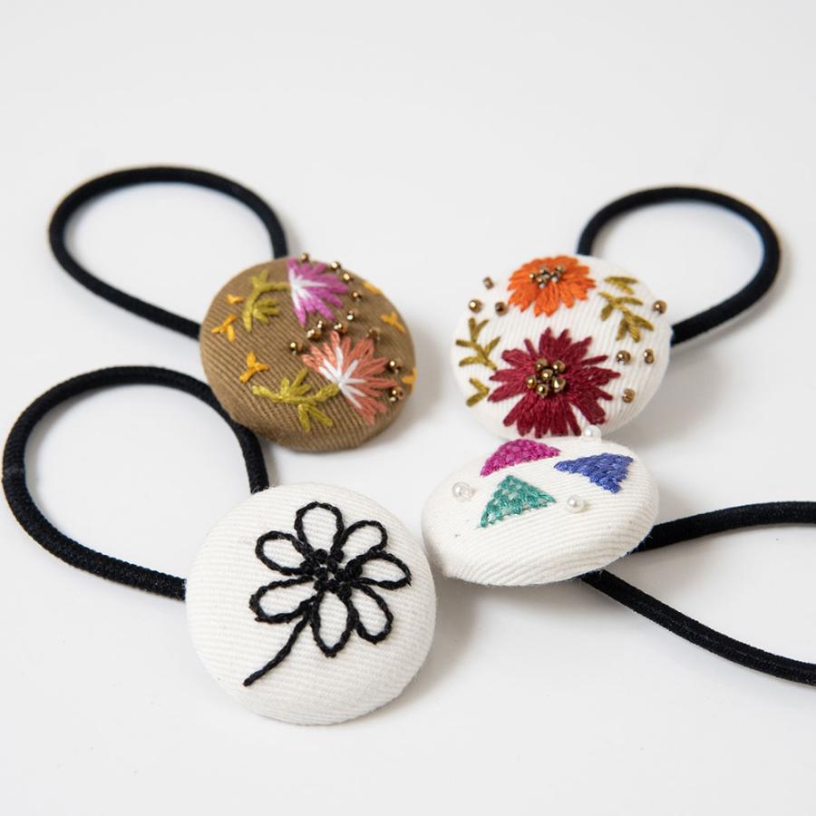 手刺繍 ヘアゴム くるみボタンに刺繍された可愛いヘアアクセサリー mia