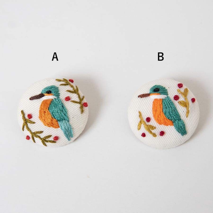 手刺繍 ブローチ 鳥 くるみボタンに刺繍された可愛いブローチ mia