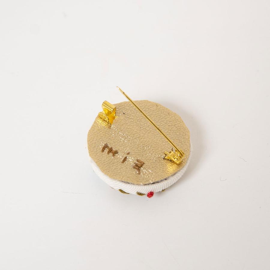 手刺繍 ブローチ 鳥 くるみボタンに刺繍された可愛いブローチ mia