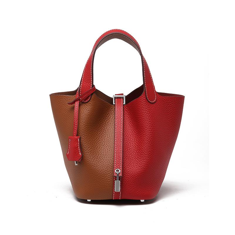 赤いハンドバッグ 馬のチャーム付き