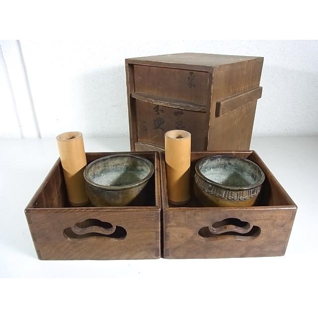 伊万里焼錦手火入れ付き黒塗たばこ盆一対箱入り [B25631] 伊万里焼錦手火入れ付き黒塗たばこ盆一対箱入り [B25631]