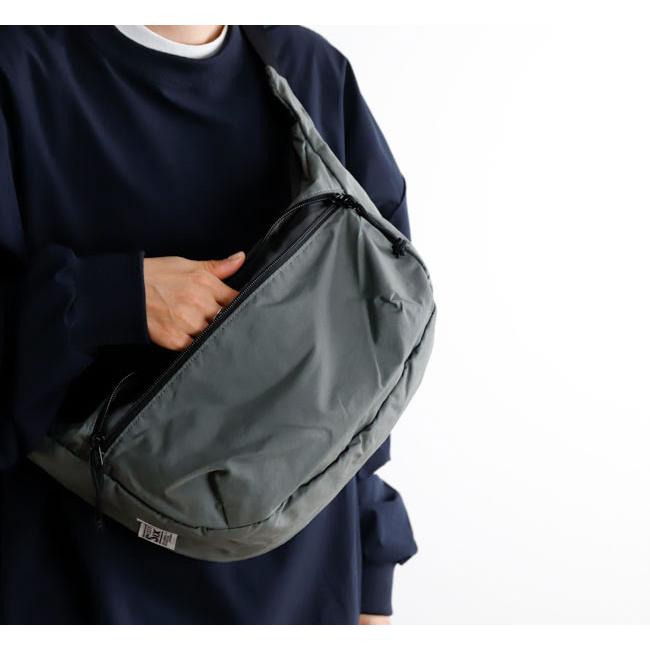 Mt RAINIER DESIGN WORKS マウントレイニアデザインワークス ハーフ ムーン バッグ 7066 |  | 01