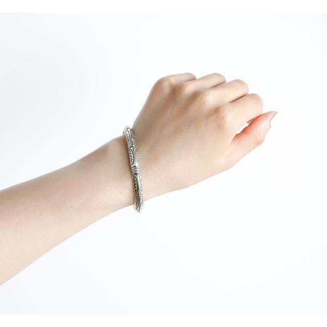 indian jewelry インディアンジュエリー Geneva Ramone ジェネバラモーン ナバホ シルバー925 トライアングルスタンプ バングル | 