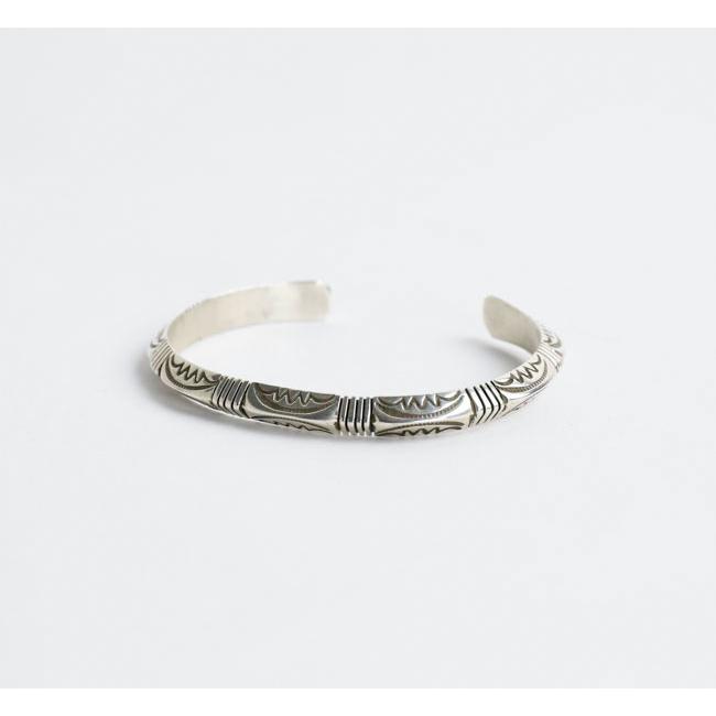 indian jewelry インディアンジュエリー Geneva Ramone ジェネバラモーン ナバホ シルバー925 トライアングルスタンプ バングル |  | 04