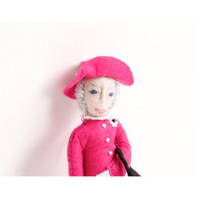 SILK ROAD BAZAAR シルクロードバザー フェルトオーナメント Queen Elizabeth-Magenta Dress エリザベス女王 |  | 01