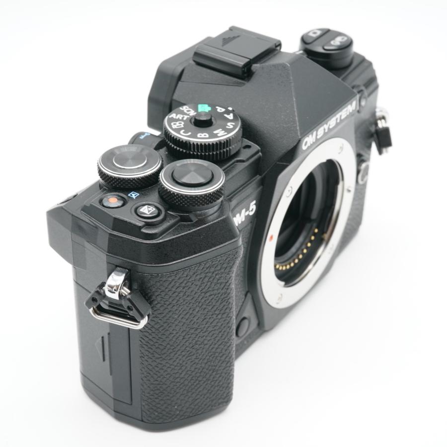 ほぼ新品 オリンパス OLYMPUS OM SYSTEM OM-5 ボディ S数3680回、あると嬉しい元箱（レンズキット）・バッテリー2個、純正ストラップ付！_7