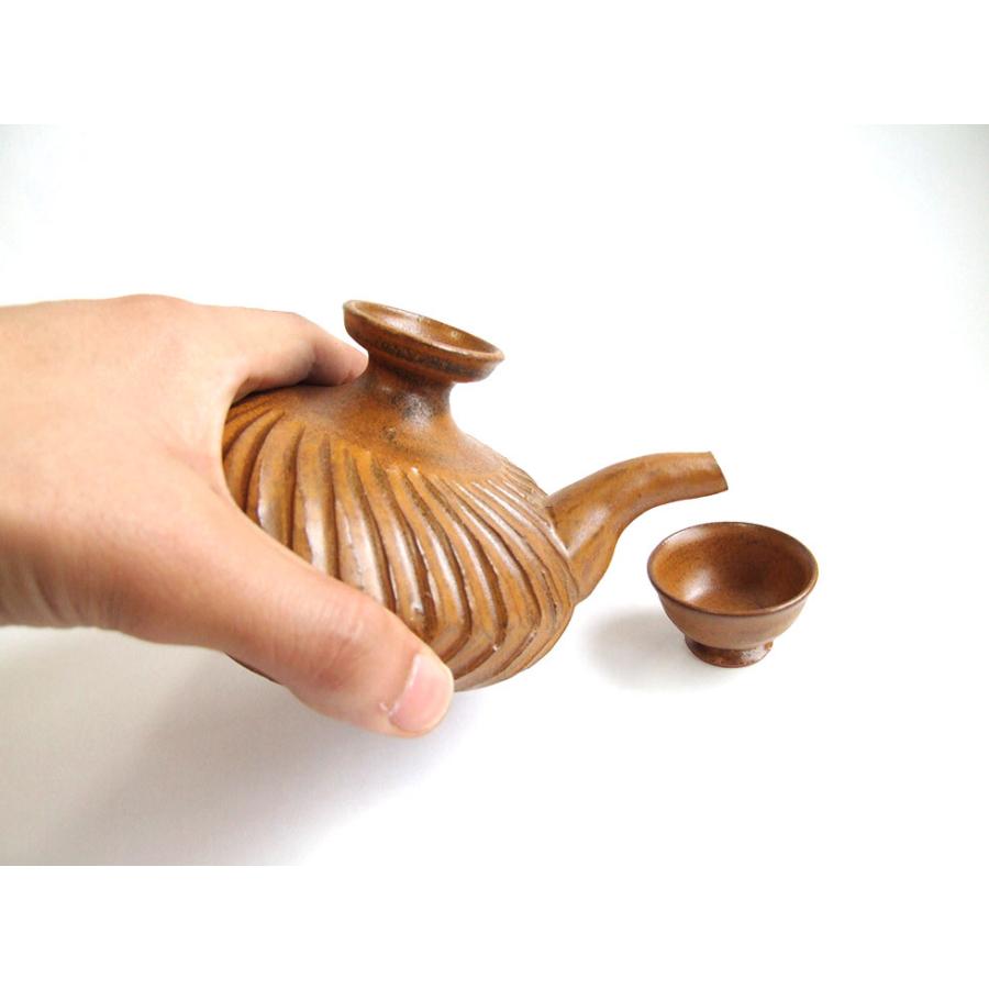 やちむん 民藝 金城彩子 カラカラ(玉入り) お猪口2つセット 茶 しのぎ