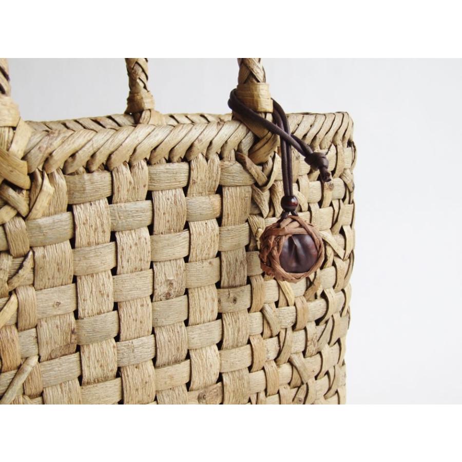 純国産 伊藤加代子作 とちの実と山葡萄細乱れ編みのストラップ