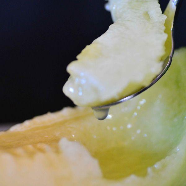 おもてなしギフト 進物用特選マスクメロン 名倉メロン農場 メロン職人名倉正司が育てた一木一果の進物用特選ギフトのお誕生日マスクメロン Ｍサイズ |  | 02