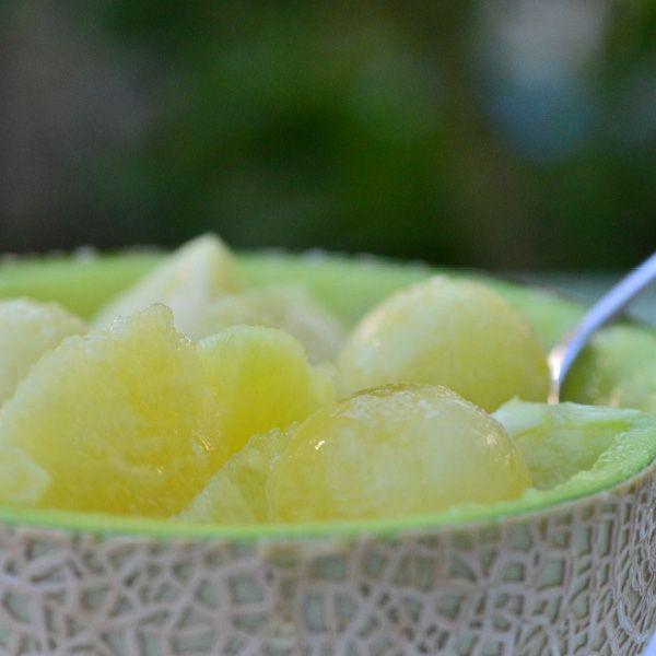 おもてなしギフト 進物用特選マスクメロン 名倉メロン農場 メロン職人名倉正司が育てた一木一果の進物用特選ギフトの結婚記念日マスクメロン Ｍサイズ |  | 03