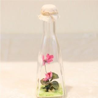 フラワーボトル 生花を色や形をそのままに、３ヶ月から半年間（保存状態によっては更に長期間）綺麗に咲かせます 四角すい型ボトル |  | 04