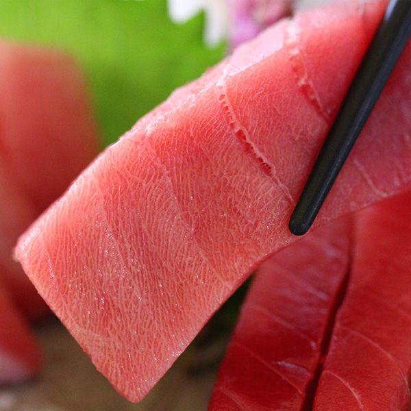 まぐろ 天然メバチまぐろ 鮪の中トロ（約250g）と赤身（約250g）が含まれており、鈴木水産の贈答用グルメ商品 |  | 01
