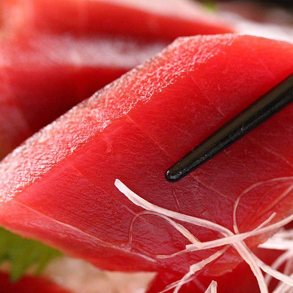 まぐろ 天然メバチまぐろ 鮪の中トロ（約250g）と赤身（約250g）が含まれており、鈴木水産の贈答用グルメ商品 |  | 05