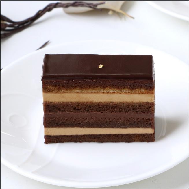 オペラケーキ 横浜のコラシオンの何層もの異なる味の層が深みのある味わいを伝えるオペラケーキ おもてなしギフト | 