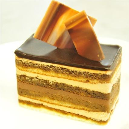 おもてなしギフト ケーキ 横浜のコラシオンのオペラケーキ 何層にも重ねた異なる味の層が深みのある味わいを伝えます おもてなしギフトショップ 通販 Paypayモール