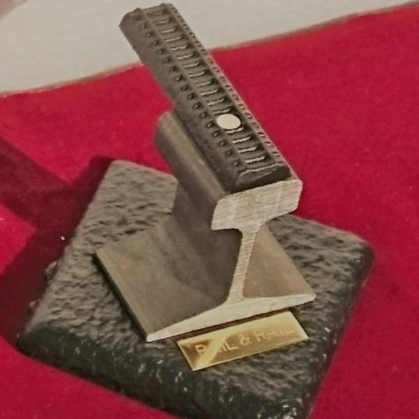 おもてなしギフト 記念品 「レール＆レール」軍港の街・横須賀の歴史につながる「JR横須賀駅」メモリアル |  | 01