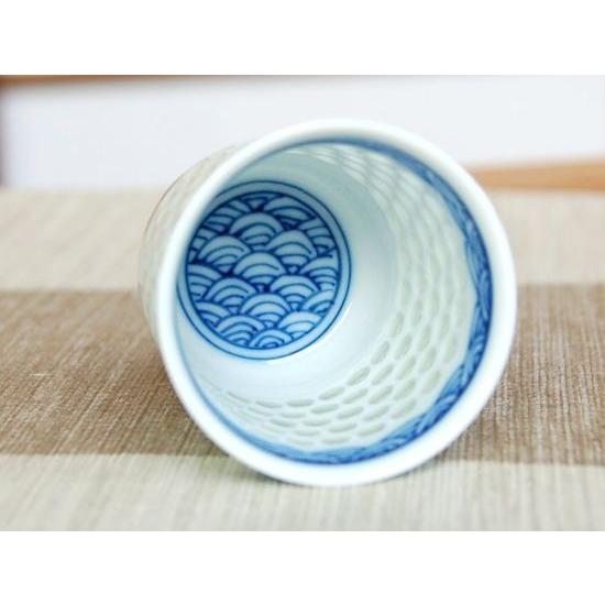 ぐい呑み おちょこ 木箱入 有田焼 水晶彫青海波 : 有田焼やきもの市場