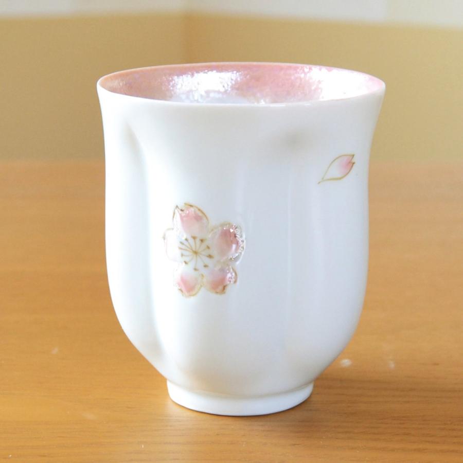 名入れ 母の日ギフト 感謝を込めたプレゼント 桜の花びら形になる 湯呑み 有田焼 舞さくら ピンク メッセージカード付き 木箱入り 日本製 Name Kansya Mo 有田焼やきもの市場 通販 Yahoo ショッピング