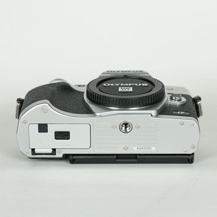 美品 | シャッター数4,655回] OLYMPUS OM-D E-M10 Mark IV [ボディ