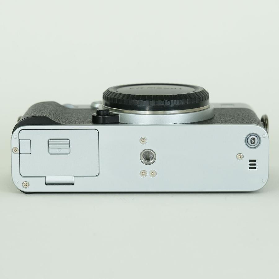 美品 | シャッター数2,050回] FUJIFILM X-E5 [ボディ シルバー] X
