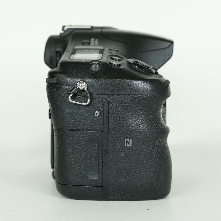 良品 | シャッター数21,690回｜バッテリーグリップ付] SONY α77II