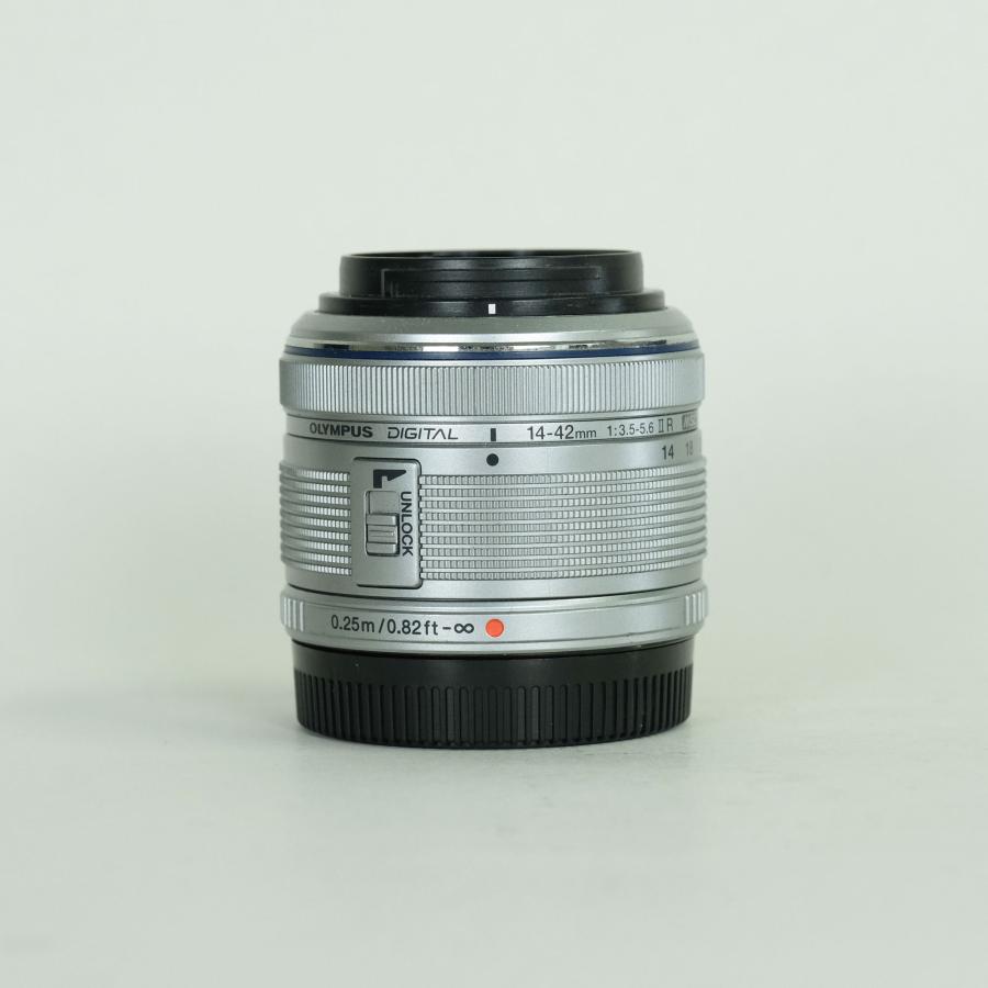 ★極上美品★オリンパス M.ZUIKO DIGITAL #696 シルバー 難あり品] OLYMPUS M.ZUIKO DIGITAL 14-42mm F3.5-5.6IIR シルバー