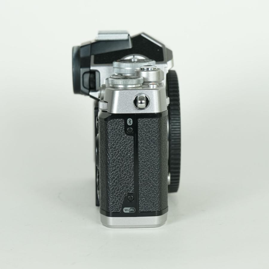 Nikon Zfc ミラーレス一眼 レッド ［シャッター回数1484回］ 美品 | シャッター数3,425回] Nikon Z fc [ボディ シルバー] Zマウント