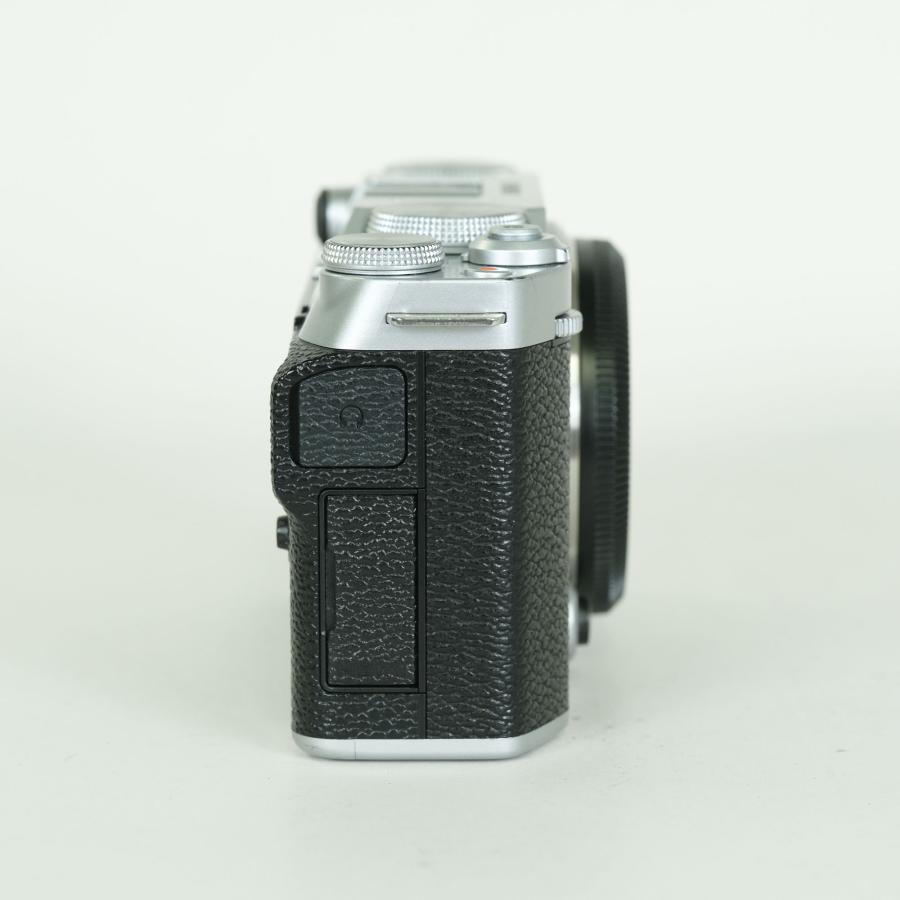 良品 | シャッター数3,760回｜レザーケース付] FUJIFILM X-M5 [ボディ