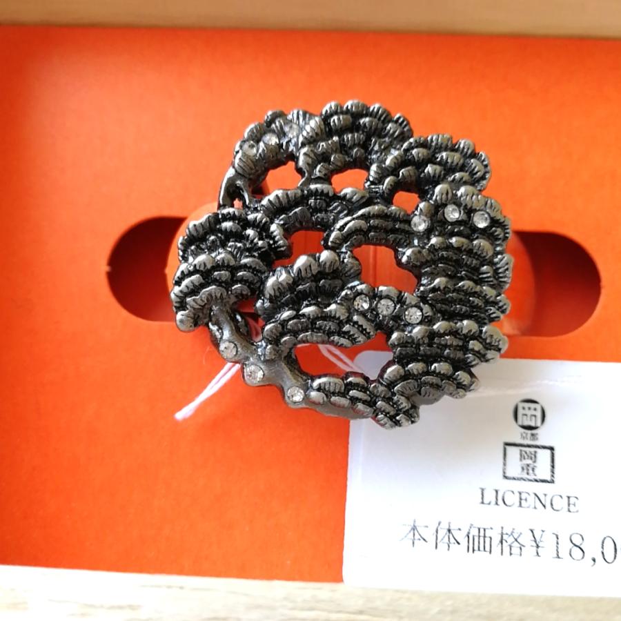 【新品未使用】岡重　帯留　松重ね文様 岡重 帯留め 帯留 松 クリスタル : お値打ちきもの通販 ヤフー店