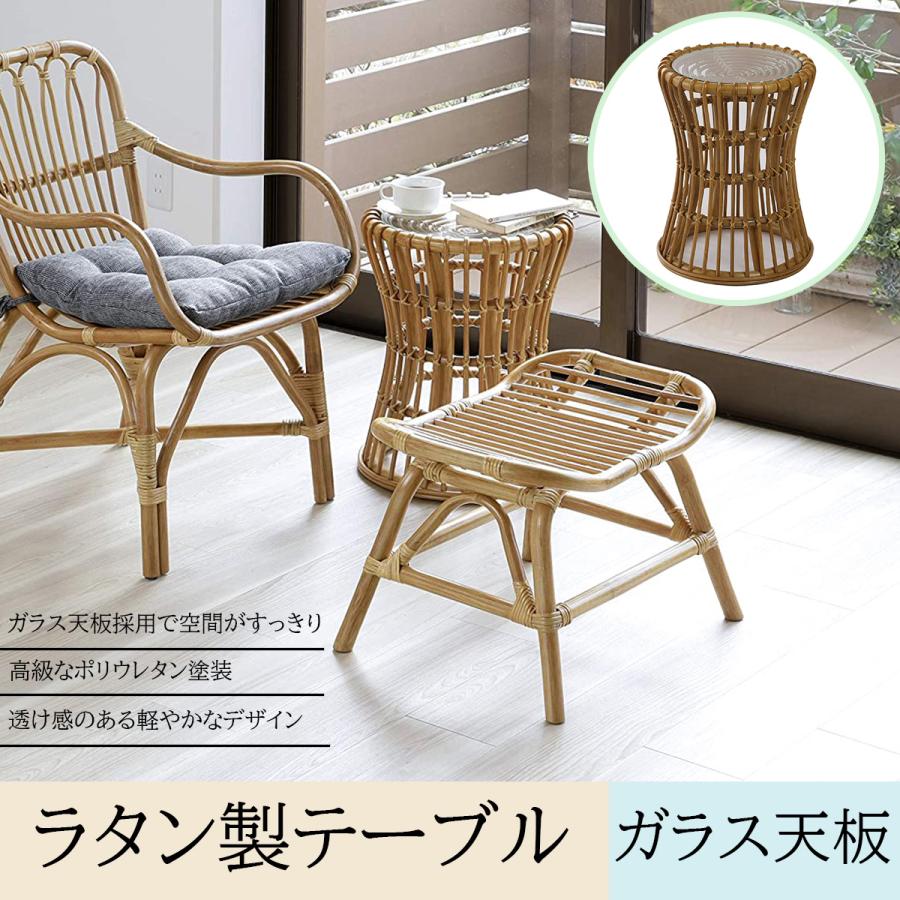 籐の椅子とガラスの丸テーブル