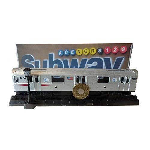 New York City MTAヴィンテージトークンとメトロr142 Subway Car 1 : 100 Scale in Acrylic Dis