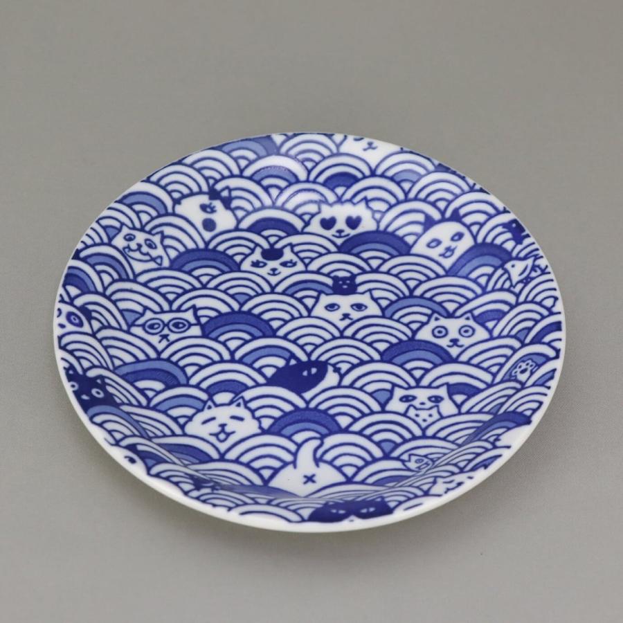陶器の皿 青と白 波模様 動物