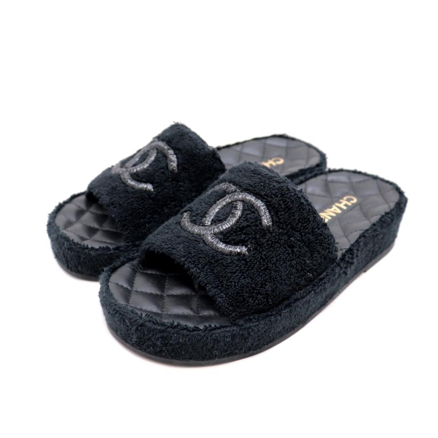 CHANEL ロゴ入りスライドサンダル CHANEL 黒 ロゴ入りスライドサンダル 美品