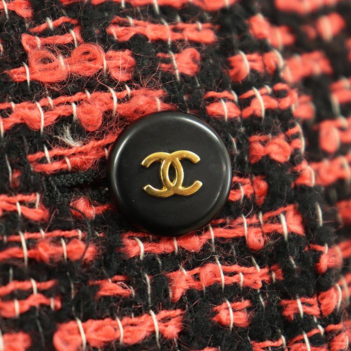 【美品】CHANEL BOUTIQUE シャネル ブティック ヴィンテージジャケット 38 レディース 95A P05767 ツイード COCOマークロゴボタン 黒 赤の画像