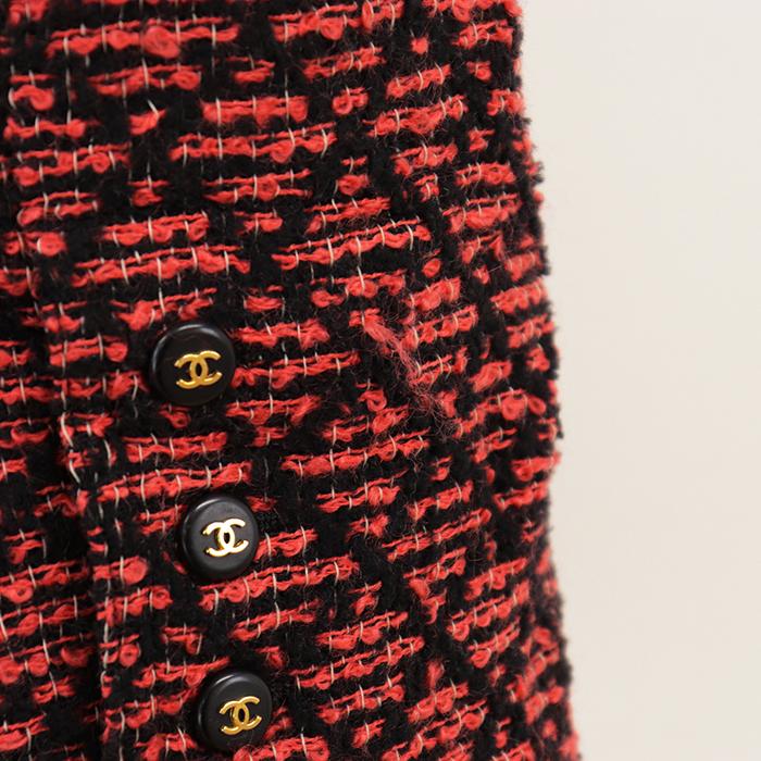 【美品】CHANEL BOUTIQUE シャネル ブティック ヴィンテージジャケット 38 レディース 95A P05767 ツイード COCOマークロゴボタン 黒 赤の画像
