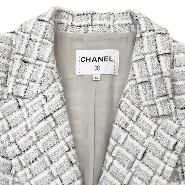 【新品同様】CHANEL シャネル ツイード ジャケット 48 ユニセックス P71905 ダブルブレスト ラインストーンボタン アウター シルバー 白 銀_7