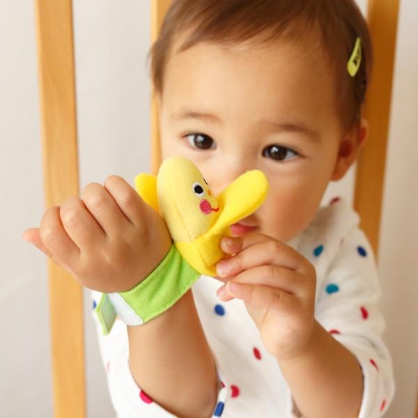 Sassy（サッシー） にこにこリストラトルセット バナナ : ORANGE-BABY