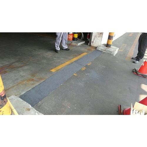 東亜道路工業 超耐久性急速路面硬化剤パッチグー ( PT381 ) 東亜道路工業(株) |  | 07