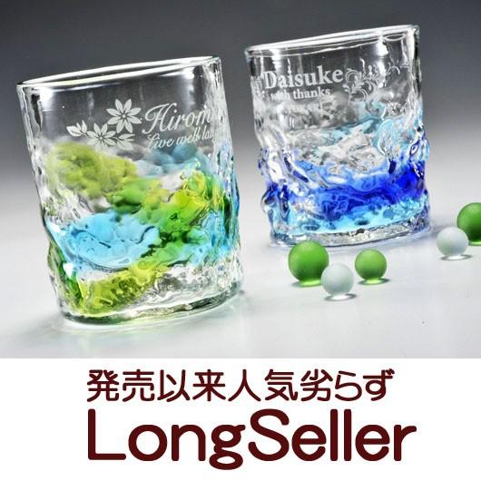 名入れ ギフト SXX 酒セット 日本酒 琉球ガラス 久保田 千寿 純米吟醸 300ml \u0026 元祖 美ら海 ロックタンブラー コサージュ付 ギフトBOX入りの画像