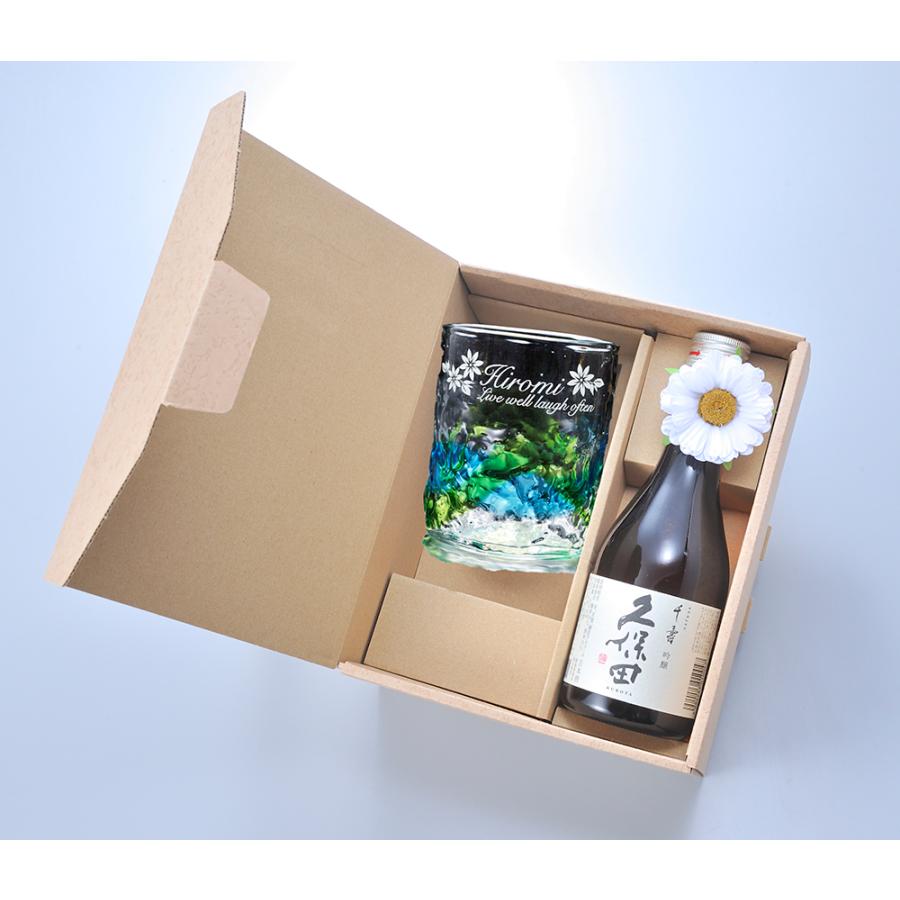 名入れ ギフト SXX 酒セット 日本酒 琉球ガラス 久保田 千寿 純米吟醸 300ml \u0026 元祖 美ら海 ロックタンブラー コサージュ付 ギフトBOX入りの画像