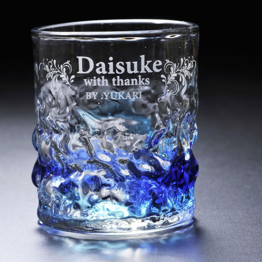名入れ ギフト SXX 酒セット 日本酒 琉球ガラス 久保田 千寿 純米吟醸 300ml \u0026 元祖 美ら海 ロックタンブラー コサージュ付 ギフトBOX入りの画像