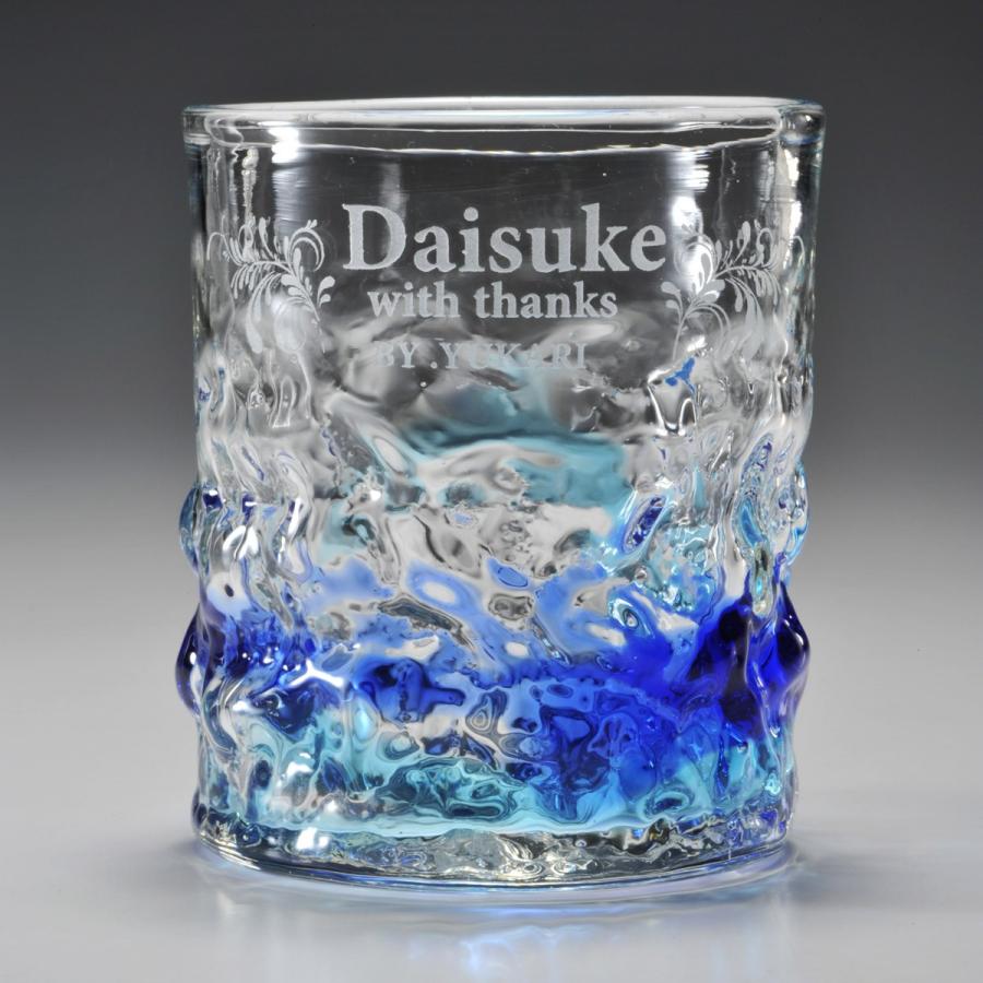 名入れ ギフト SXX 酒セット 日本酒 琉球ガラス 久保田 千寿 純米吟醸 300ml \u0026 元祖 美ら海 ロックタンブラー コサージュ付 ギフトBOX入りの画像