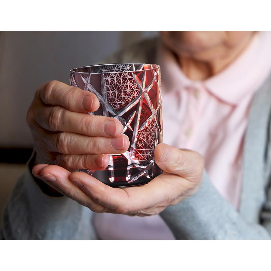 名入れ ギフト SXX 酒セット 芋焼酎 海童 祝の赤 25度 300ml \u0026 切子 江戸菱硝子 モダン紋様 オールドグラス 赤 コサージュ付 ギフトBOX入りの画像