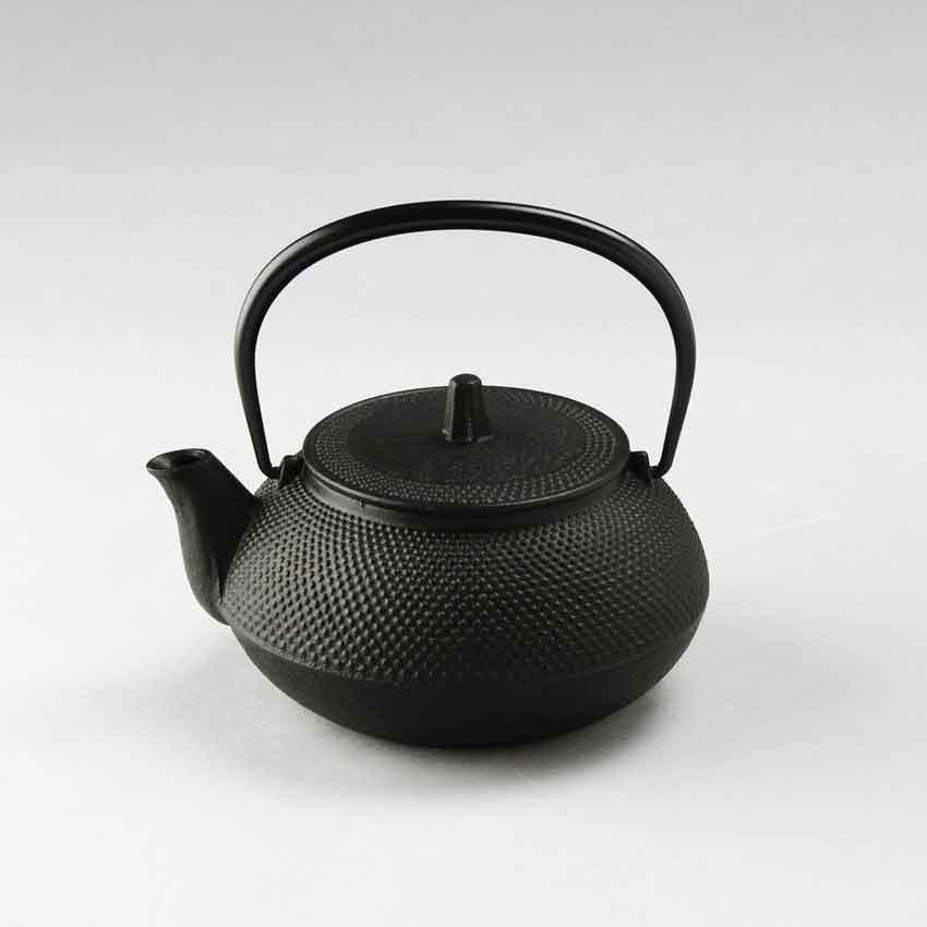 国内外の人気が集結 南部鉄器 岩鋳製 5型新アラレ 黒焼付 鉄瓶兼用急須 鉄瓶 Www Gatorheatandair Com