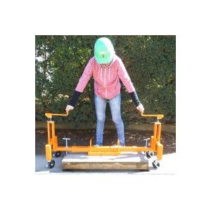 ネジ式Ｕ字溝蓋昇降機　Ｕ字も工事も楽太郎【特許出願中　特願2015-203513】平成27年度茨城県工業技術センターにてＵ字溝蓋昇降機の開発支援 |  | 01