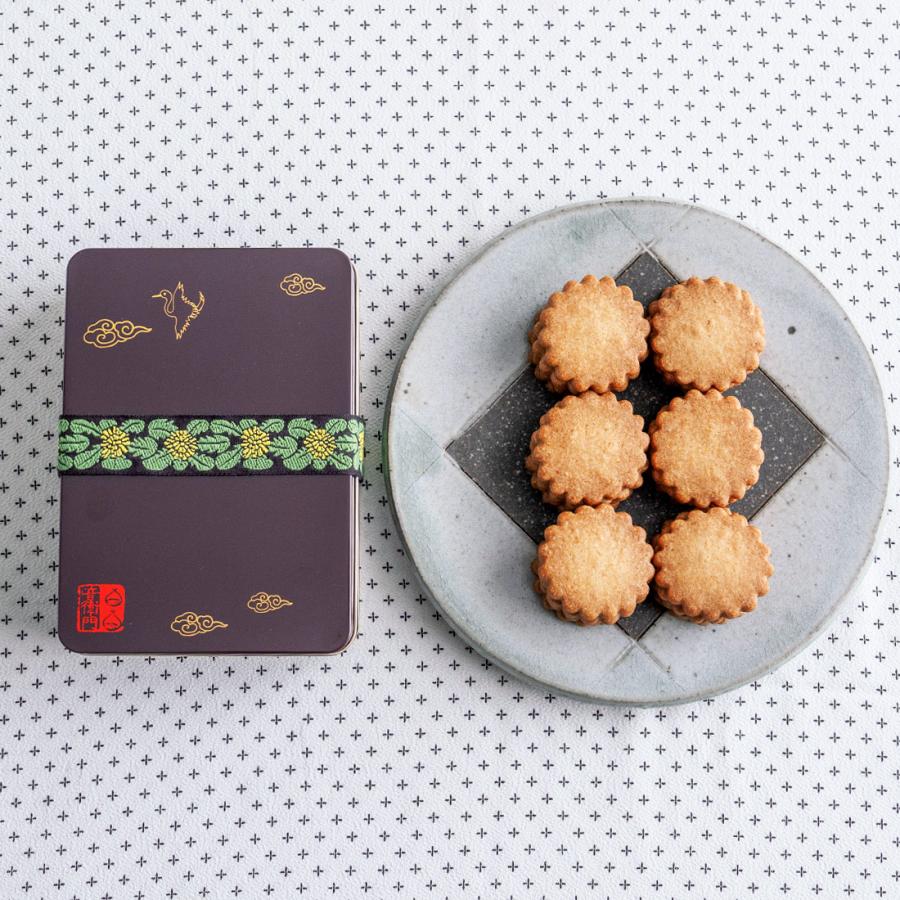 足立音衛門 30枚入り 和三盆糖入りクッキー缶 焼菓子 高級 お