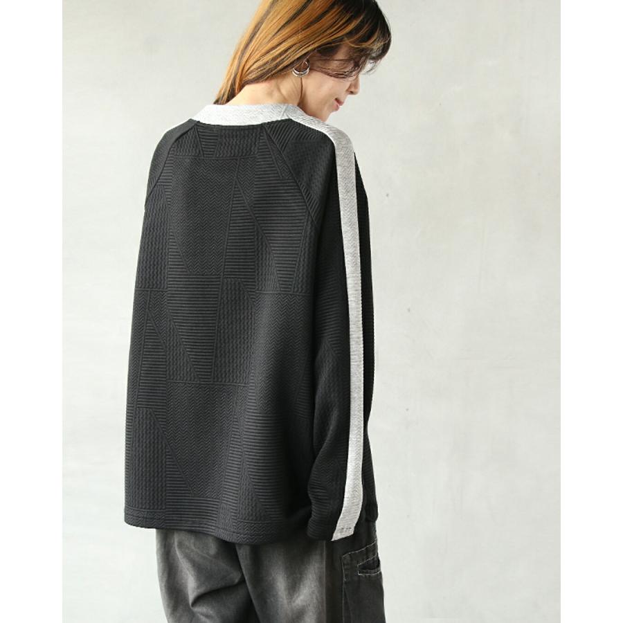 otonaオリジナル トップス レディース ブラック スウェット 幾何学 シンプル映えする 幾何学エンボスと際立つ襟元プルオーバー OTONA 40代 50代 60代